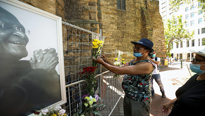 Surafricanos se despiden del icono de la lucha contra el apartheid, Desmond Tutu en la catedral de Ciudad del Cabo.