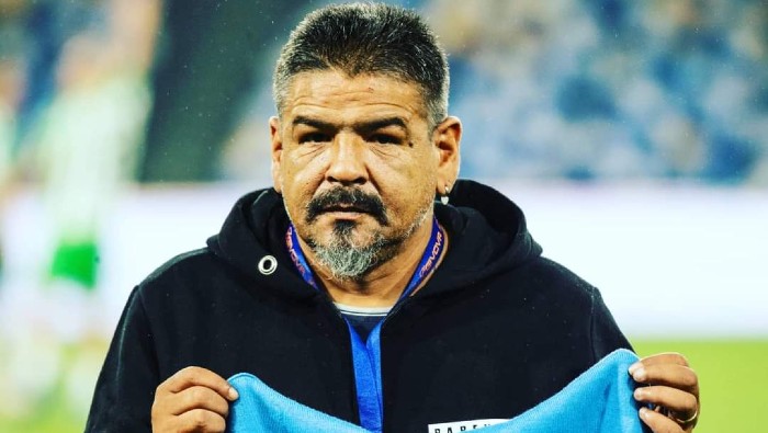 Hugo Maradona era padre de tres hijos, tenía 52 años y vivía en Bacoli, en la provincia de Nápoles, con su esposa Paola.