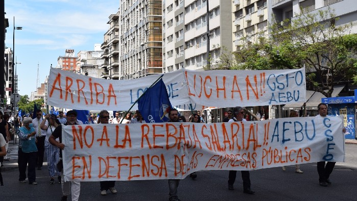 Los afiliados del gremio bancario marcharon frente al Ministerio de Economía y las casas centrales de los bancos del Estado para protestar contra el recorte salarial.