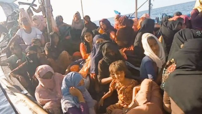 Grupos de pescadores y organizadores locales entregaron bebidas y alimentos a los buscadores de asilo tras avistar el navío.