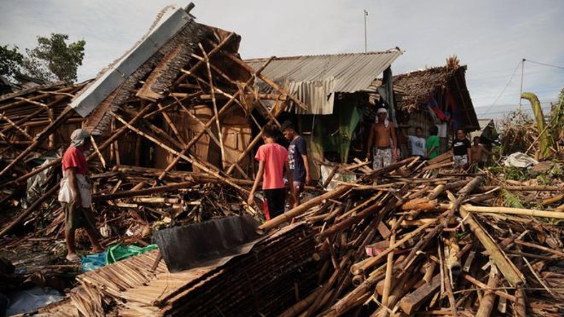 La Cruz Roja Filipina reportó, tras el paso del tifón Rai, una "completa carnicería" en las zonas costeras golpeadas por Rai, que dejó casas, hospitales y escuelas "hechas trizas".