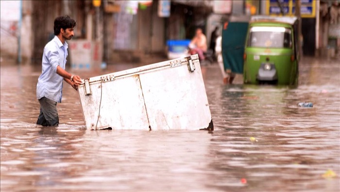 Las fuertes lluvias han provocado daños a las áreas residenciales y jardines, así como carreteras incomunicadas.