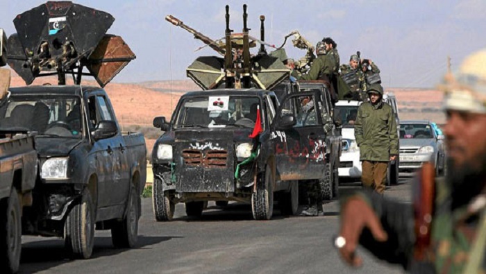 Se reporta un flujo constante de hombres armados de milicias rivales, vehículos artillados y algunos blindados.