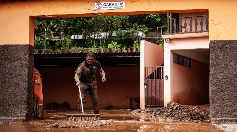 En las últimas 24 horas, Defensa Civil de Minas Gerais reportó que otras 10.000 personas fueron desplazadas o quedaron sin viviendas por las fuertes lluvias.