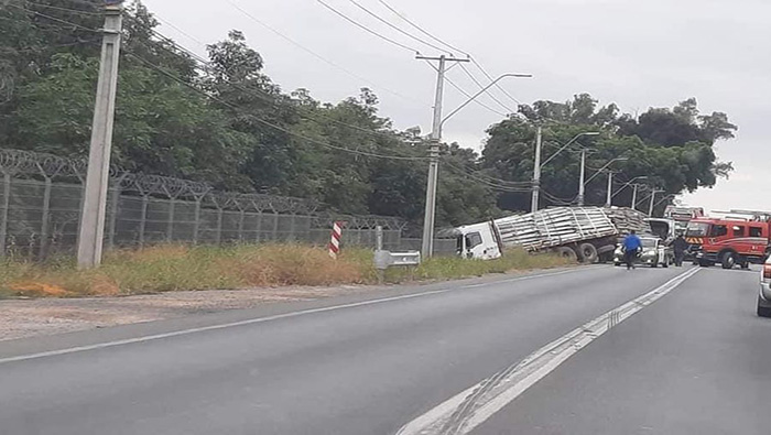 El alcalde de la comuna de Peumo, Carlos Aliaga, confirmó que un accidente entre un pequeño bus y un camión dejó como resultado al menos nueve personas fallecidas.