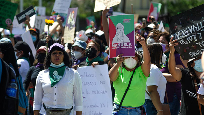 Salvadoreños se movilizan a favor de una ley a favor del aborto.