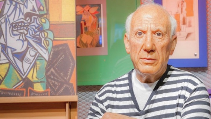 Picasso montó su primera exposición artística a los 13 años de edad en un establecimiento ubicado en la calle Real de Coruña, ciudad española.
