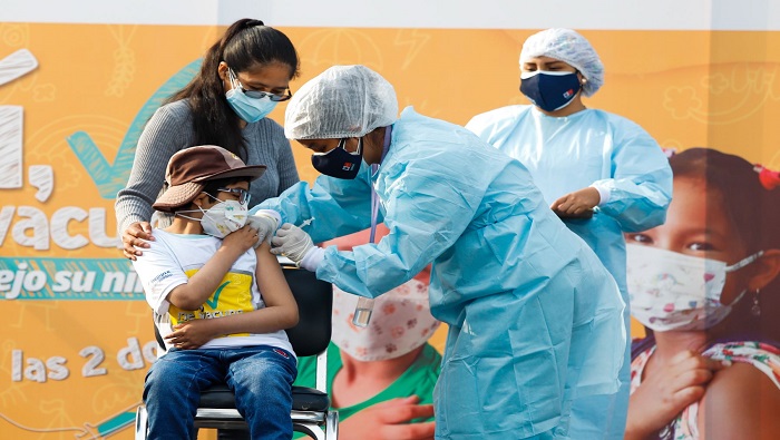 Las autoridades sanitarias peruanas prevén inmunizar cada día a cerca de 80.000 menores.