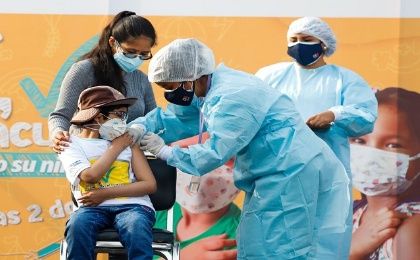 Las autoridades sanitarias peruanas prevén inmunizar cada día a cerca de 80.000 menores.