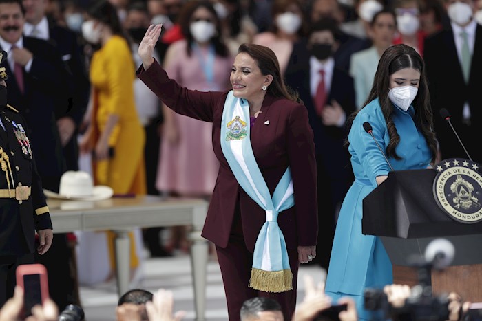 La ceremonia de juramentación de Xiomara Castro, primera mujer que llega a la Presidencia de Honduras, comenzó en el Estadio Nacional de Tegucigalpa.