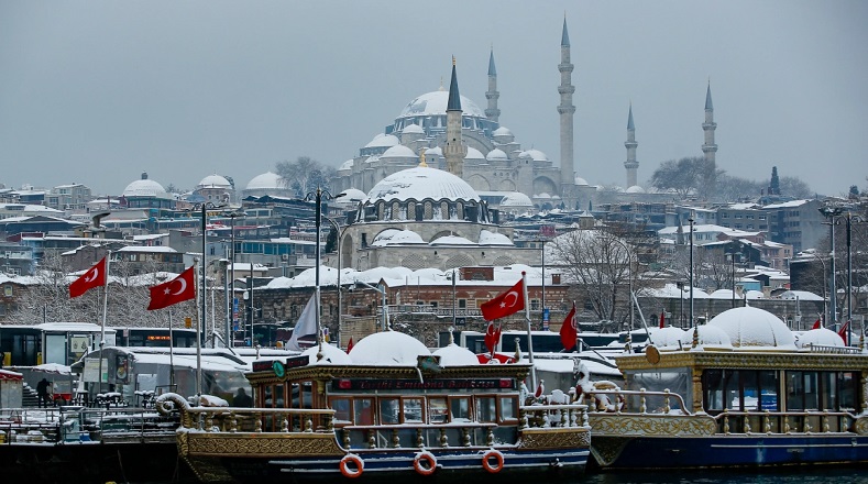 En Turquía las nevadas provocaron la suspensión de las actividades. Algunas zonas de la capital reportaron hasta ochenta centímetros de nieve.