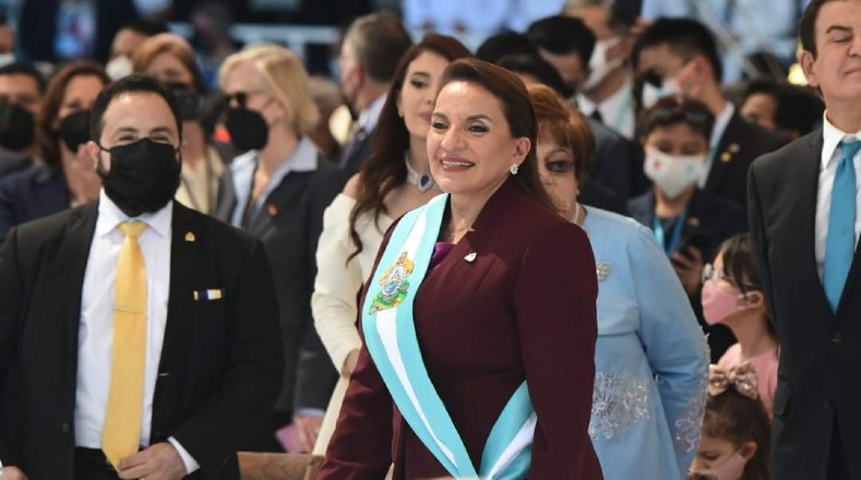 Xiomara Castro se convirtió en la primera mujer en ser presidenta en la historia de la nación centroamericana, tras haber sido primera dama del expresidente Manuel Zelaya, depuesto por un Golpe de Estado en 2009.