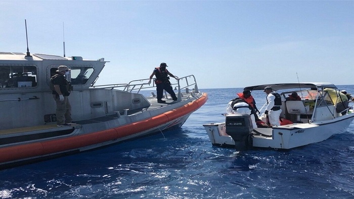 Las operaciones de búsqueda comenzaron el pasado martes, tras el reporte de una embarcación volcada cerca de las costas de Miami.