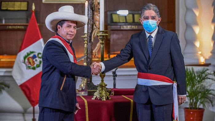 Avelino Guillén, a la derecha, fue juramentado como Ministro del Interior a inicios de noviembre de 2021. Fue el tercer titular de dicha cartera en lo que va de mandato del presidente Castillo.