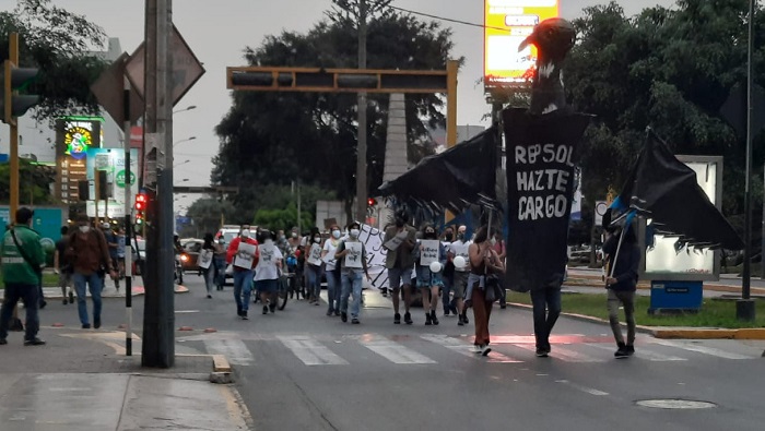 Los manifestantes consideran que los directivos de Repsol no han sido transparentes respecto al derrame y los acusaron de ecocidio.