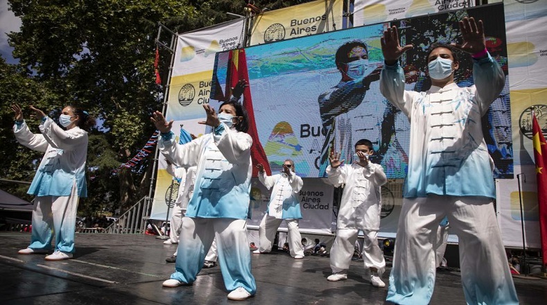 Artistas marciales realizan una exhibición de Tai Chi para celebrar el Año Nuevo Lunar chino, en Buenos Aires, Argentina.