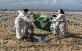 Brasileños simulan un cementerio den Rio de Janeiro para protestar contra el presidente Bolsonaro.