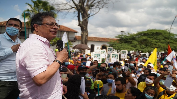 En paralelo con su gira por naciones europeas, Gustavo Petro participa en mítines políticos en diferentes departamentos colombianos.