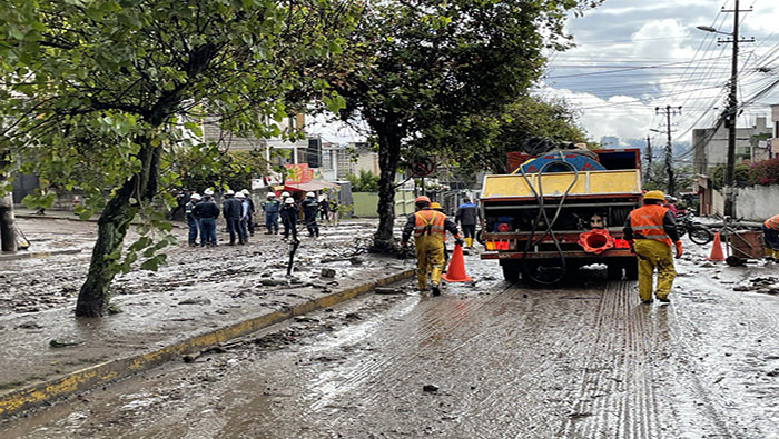 Las autoridades de Quito iniciaron una campaña a nivel nacional para donaciones de alimentos no perecederos y medicamentos a los más afectados por el aluvión.