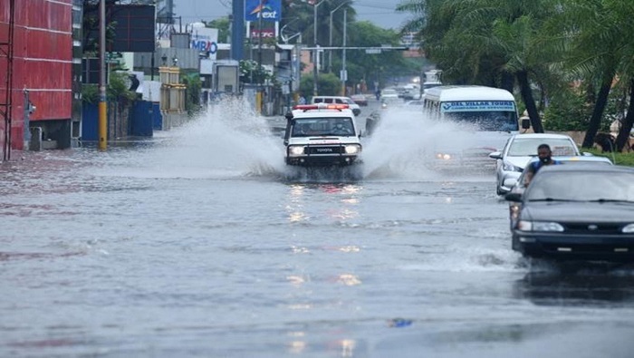 Las autoridades advirtieron que la vaguada originará humedad e inestabilidad, acompañadas de fuertes lluvias.