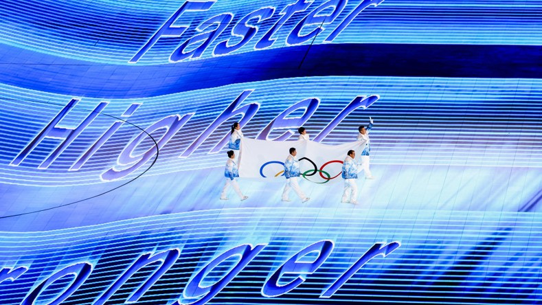 La inauguración siguió la costumbre que comenzó en los Juegos de verano de Tokio 2020 cada país pudo presentar dos abanderados, un hombre y una mujer..