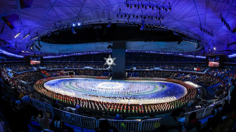 Los deportistas de los 91 países participantes en Beijing 2022 desfilaron durante más de una hora abrigados, con uniformes de los más variados colores y con mascarillas.