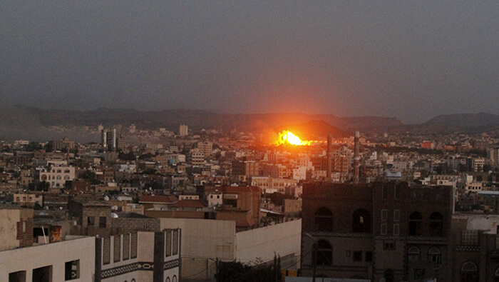 Medios locales indican que los aviones de la coalición continúan sobrevolando la capital de Yemen.