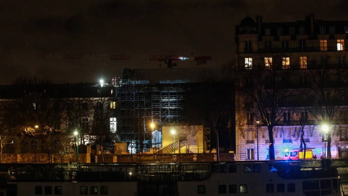 Cerca de 150 bomberos trabajaron para apagar las llamas de una mansión en construcción en el distrito 7 de París, cerca del Hôtel de Beauharnais.