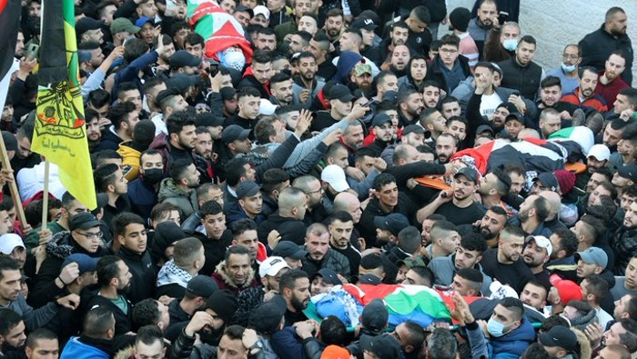 Cientos de palestinos realizaron el cortejo fúnebre de los tres palestinos asesinados por las fuerzas de Israel en Naplusa, ciudad de Cisjordania ocupada.
