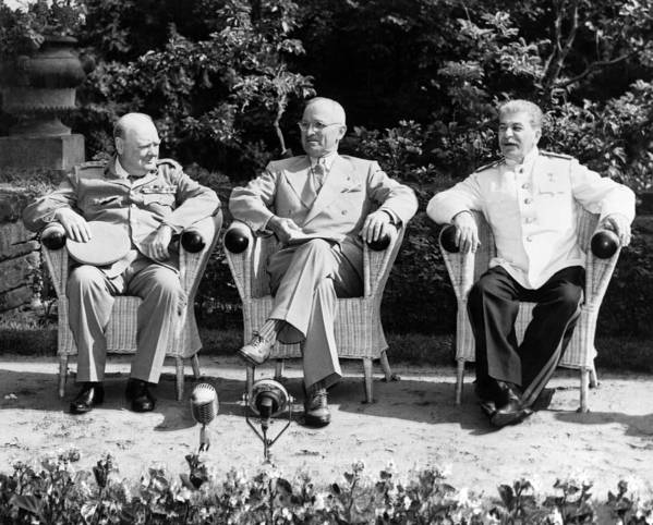 Winston Churchill, Harry Truman, y Joseph Stalin, (Reino Unido, Estados Unidos y Rusia ex Unión Soviética), durante una conferencia de prensa en 1945, durante la Segunda Guerra Mundial.