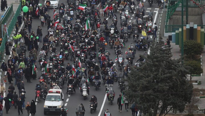 Más de 1.500 ciudades se llenaron de desfiles en autos y motos en los actos festivos por la victoria de la Revolución Islámica.