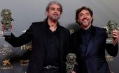 El director Fernando León (i) y el actor Javier Bardem posan con los Goya conseguidos en la gala de la 36 edición de los Premios Goya.