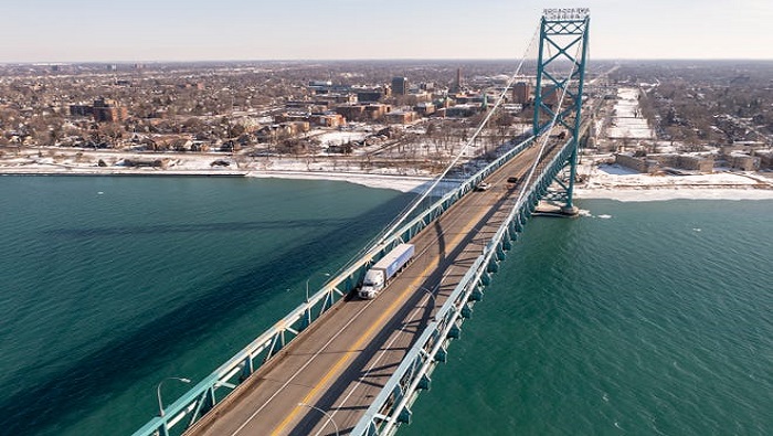 A través del puente Ambassador se transporta alrededor de una cuarta parte del comercio entre EE.UU. y Canadá.
