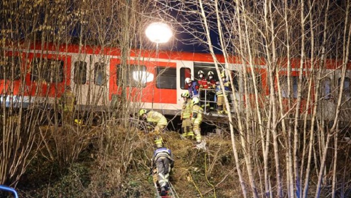 Informes preliminares de las autoridades señalan que dentro de ambos trenes viajaban cerca de 100 pasajeros entre ellos escolares.