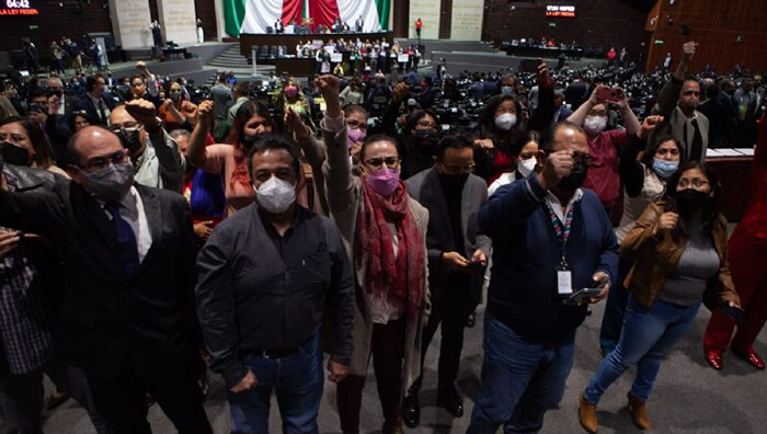 Los comunicadores mexicanos guardaron un minuto de silencio por los periodistas asesinados durante el 2022.