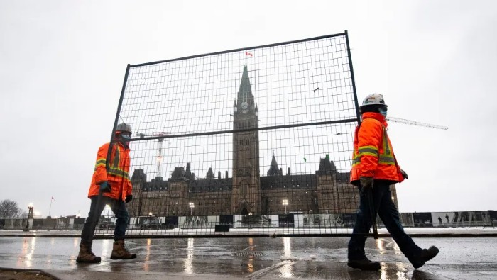 El recinto parlamentario es una de las áreas designadas como zona protegida por la Ley de Emergencias invocada por el Gobierno federal de Justin Trudeau para poner fin a las protestas.