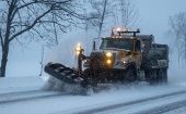 Los departamentos de Transporte de los estados más afectados por las nevadas llamaron a sus ciudadanos a permanecer lejos de las vías.