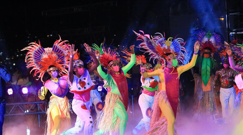 Con trajes muy coloridos, el domingo varios artistas cantaron e interpretaron escenas para entretener durante la festividad del Dimanche Gras del Carnaval 2022.