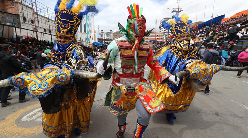 En Bolivia, el Carnaval de Oruro inició el pasado 26 de febrero con danzas típicas del país, como la Waca Waca, luego de meses de preparación.