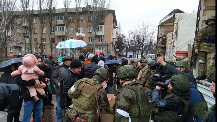 Fuerzas rusas ofrecen ayuda humanitaria a residentes del este de Ucrania.
