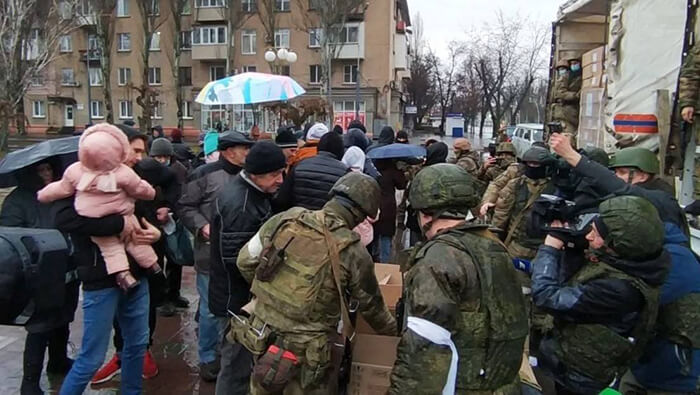 Residentes de Melitópol reciben ayuda humanitaria suministrada por militares rusos.