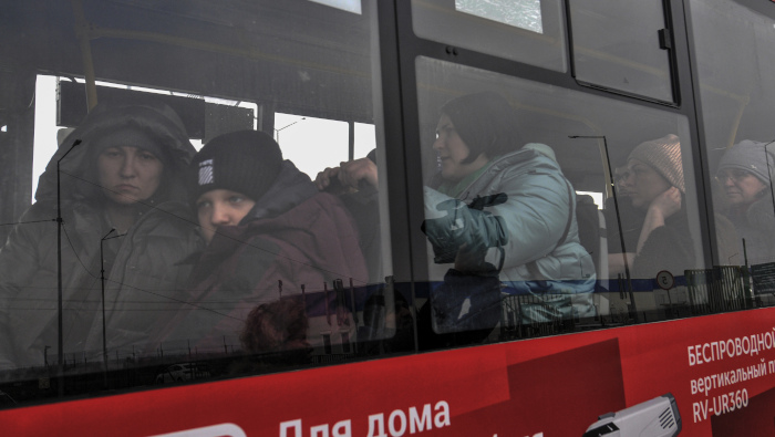 Refugiados de Mariúpol, Ucrania, cruzan hacia Rusia en el punto fronterizo Veselo-Voznesenka en la región de Rostov.