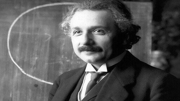 Einstein no obtiene el Nobel de Física por la teoría de la Relatividad, pero lo gana en 1921 por sus descubrimientos sobre el efecto fotoeléctrico.