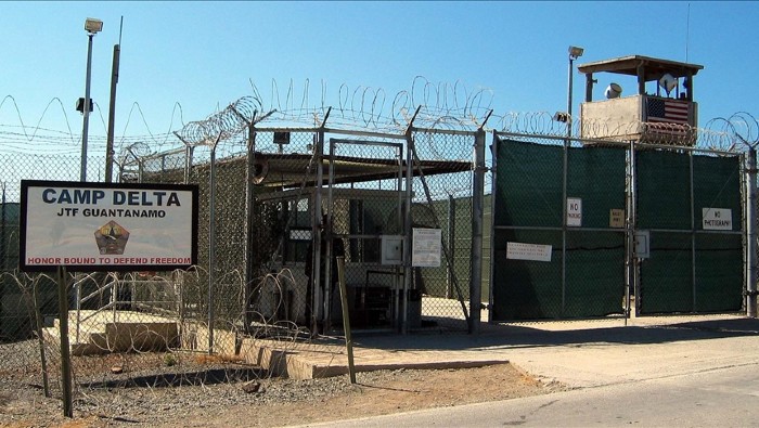 Uno de los lugares utilizados como cárceles y donde tuvieron lugar prácticas denunciadas por la ONU como graves violaciones de DD.HH. es la Base estadounidense en Guantánamo.
