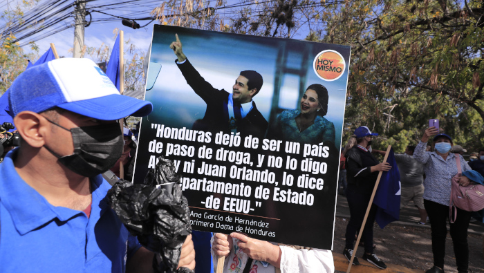 Un grupo de simpatizantes del expresidente hondureño realizó una manifestación a las afueras de la Corte Suprema de Justicia.