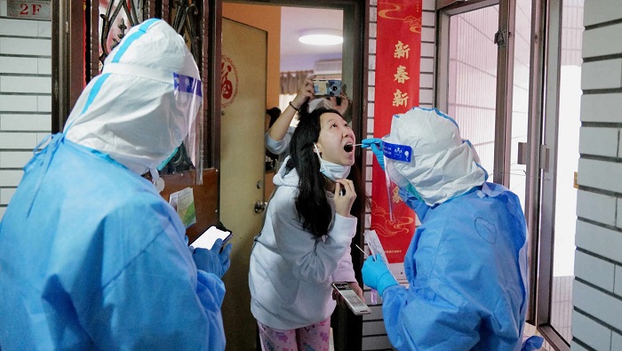 En la etapa más reciente de enfrentamiento a la pandemia, China ha aplicado confinamientos focalizados y pruebas masivas para contener al virus.