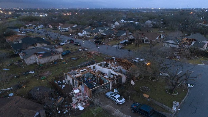 Varios de los tornados varios fueron avistados a lo largo de la Interestatal 35, sobre todo en la zona de los suburbios de Austin de Round Rock y Elgin.