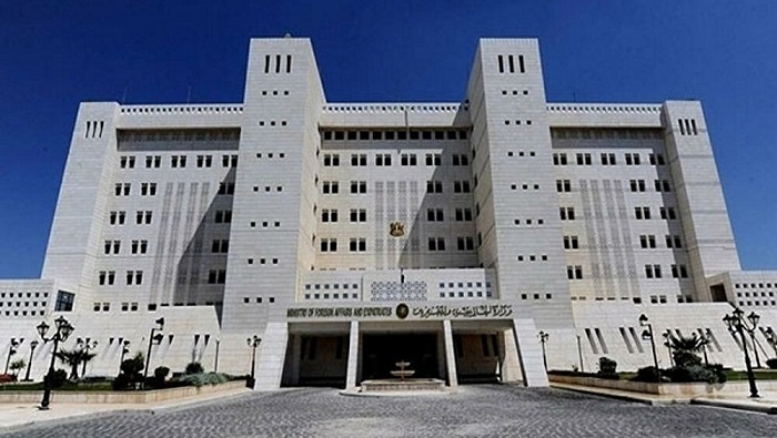 El Ministerio de Asuntos Exteriores y Expatriados de Siria agregó que esta violación flagrante de la soberanía de la República Árabe Siria viola las disposiciones de la Carta de las Naciones Unidas.