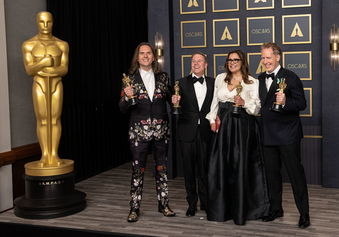 Los cineastas Byron Howard, Clark Spencer, Yvett Merino y Jared Bush ganaron el Oscar a Mejor Película Animada por Encanto.