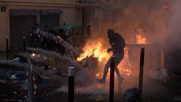 En la ciudad de Furiani se dieron enfrentamientos entre policías y los manifestantes separatistas encapuchados que lanzaron cócteles molotov.